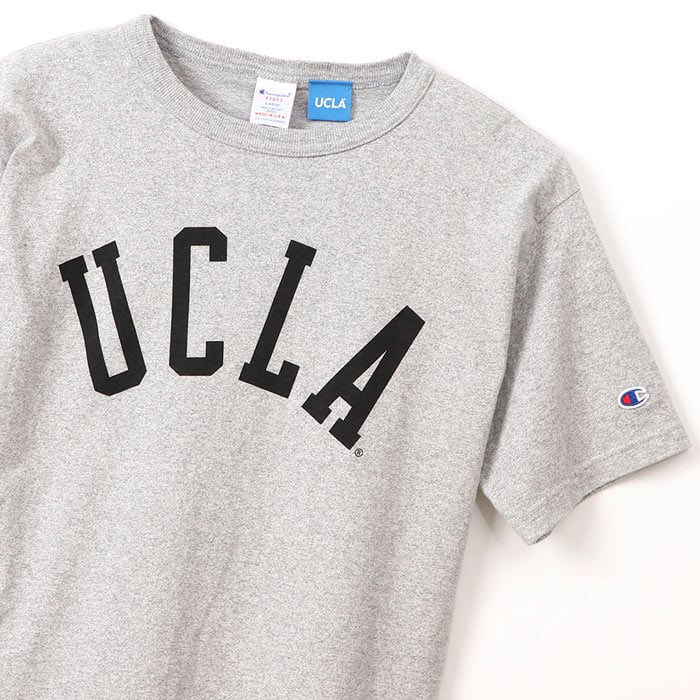 チャンピオンのTシャツはアメリカの若者たちの間で大流行し、カレッジプリントの代名詞的存在に
