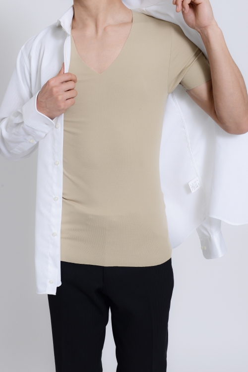 ワイシャツのインナーは肌色を選ぶと下着の透けが目立ちにくい！