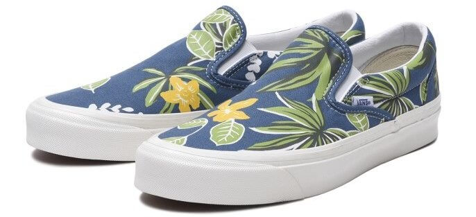 Vans classic slip-on with botanical pattern that can be used in everyday life with its calm coloring despite the pattern.