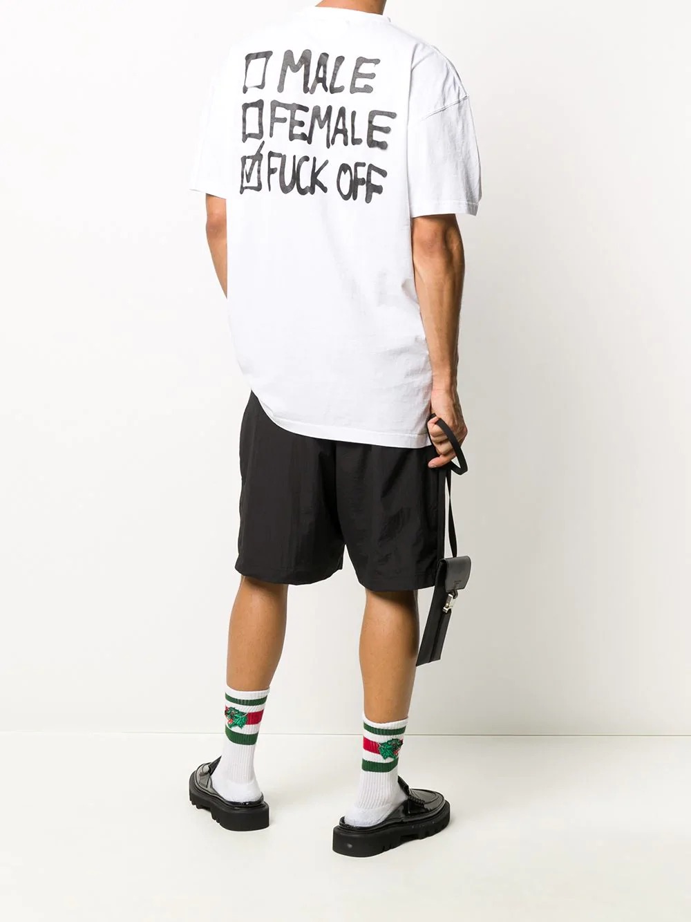 思わず目を引く メンズにおすすめのバックプリントtシャツ10選 メンズファッションメディア Otokomaeotokomae 男前研究所