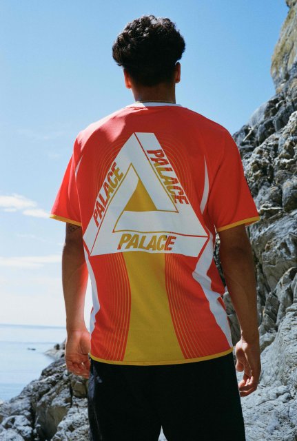 The " Palace adidas SUNPAL " collection pays homage to the summers in the Balearic Islands, a Spanish resort that enjoys the summer sea and music!