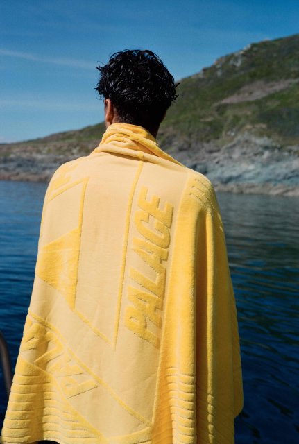 「Palace adidas SUNPAL」は、夏の海と音楽を満喫するスペインのリゾートであるバレアレス諸島の夏をオマージュしたコレクション！