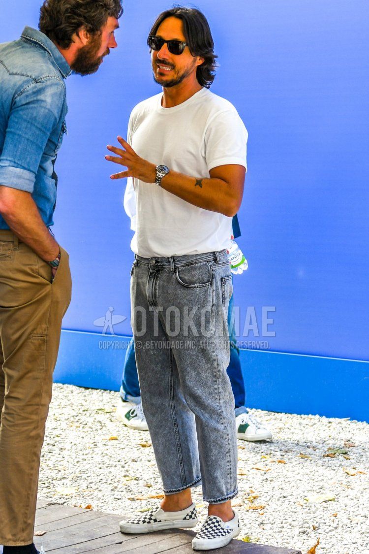 Ray-Ban Wayfarer plain sunglasses, plain white t-shirt, plain gray denim/jeans, and Vans white slip-on sneakers for men in summer.