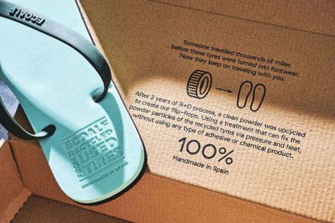 The "Tire Flip Flops" with the scent of vanilla emitted by ECOALF are easy to walk on and durable.
