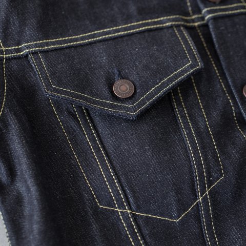 Feature of the 3rd/4th type denim jacket (2) "Both chest pockets and side adjuster specifications that follow the 2nd type design."