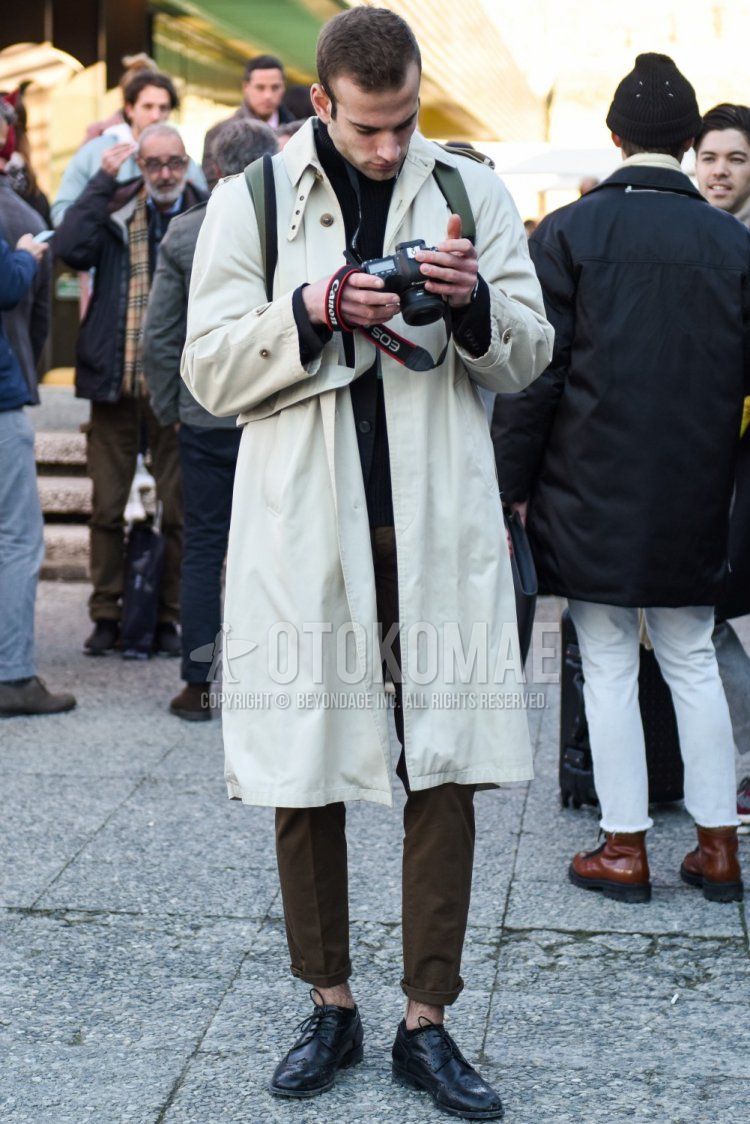 Men's fall/winter coordinate and outfit with plain white stainless steel collar coat, plain black turtleneck knit, plain brown chinos, and black wingtip leather shoes.