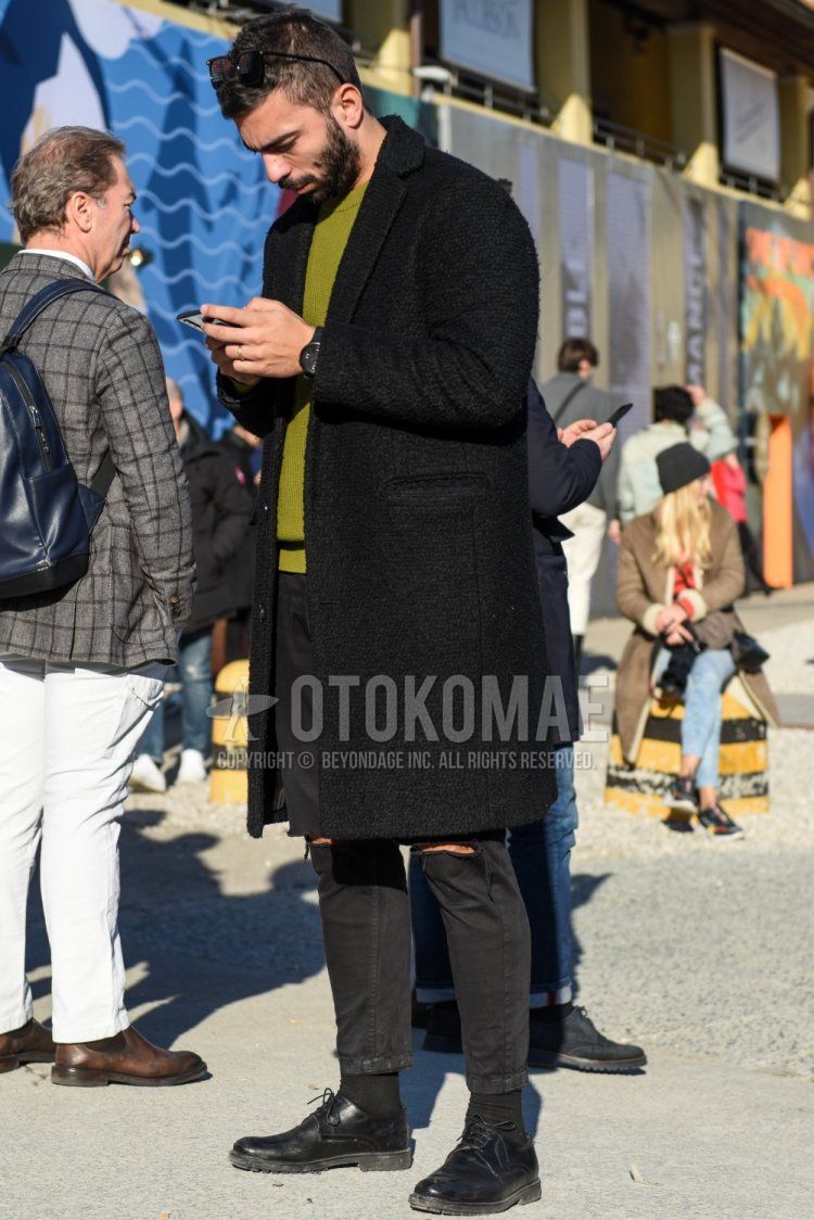 Men's fall/winter coordinate and outfit with plain black chester coat, plain olive green sweater, plain gray damaged jeans, plain black socks, and black plain toe leather shoes.