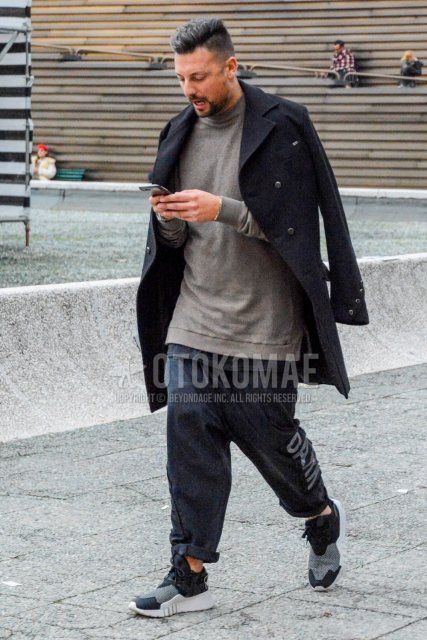 Winter men's coordinate and outfit with plain black chester coat, plain gray trainers, plain black wide pants, plain black easy pants, and gray/black low-cut sneakers.