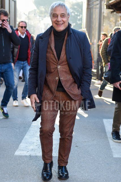 Men's fall/winter coordinate and outfit with plain gray stainless steel collar coat, dark gray plain turtleneck knit, black side gore boots, and brown check suit.