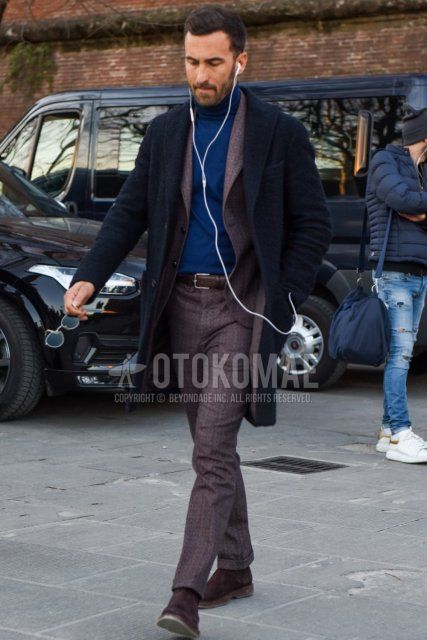 Men's fall/winter coordinate and outfit with plain black chester coat, plain navy turtleneck knit, plain brown leather belt, suede brown side gore boots, and gray suit suit.