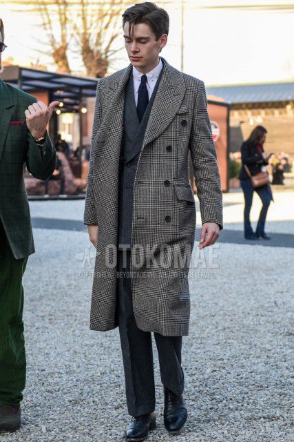Men's fall/winter coordinate and outfit with gray check chester coat, plain white shirt, black straight tip leather shoes, black brogue shoes leather shoes, plain gray suit, and dark gray plain tie.
