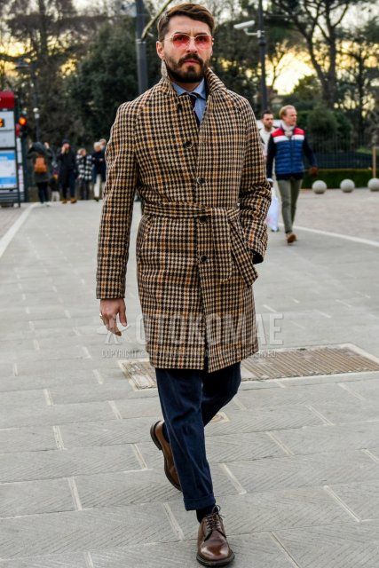 Gold-red solid color sunglasses, brown checked stainless steel coat, brown checked belted coat, light blue solid color shirt, navy solid color winter pants (corduroy, velour), navy solid color socks, brown plain toe leather shoes, red regimental tie. Men's fall/winter coordinate and outfit with red regimental tie.