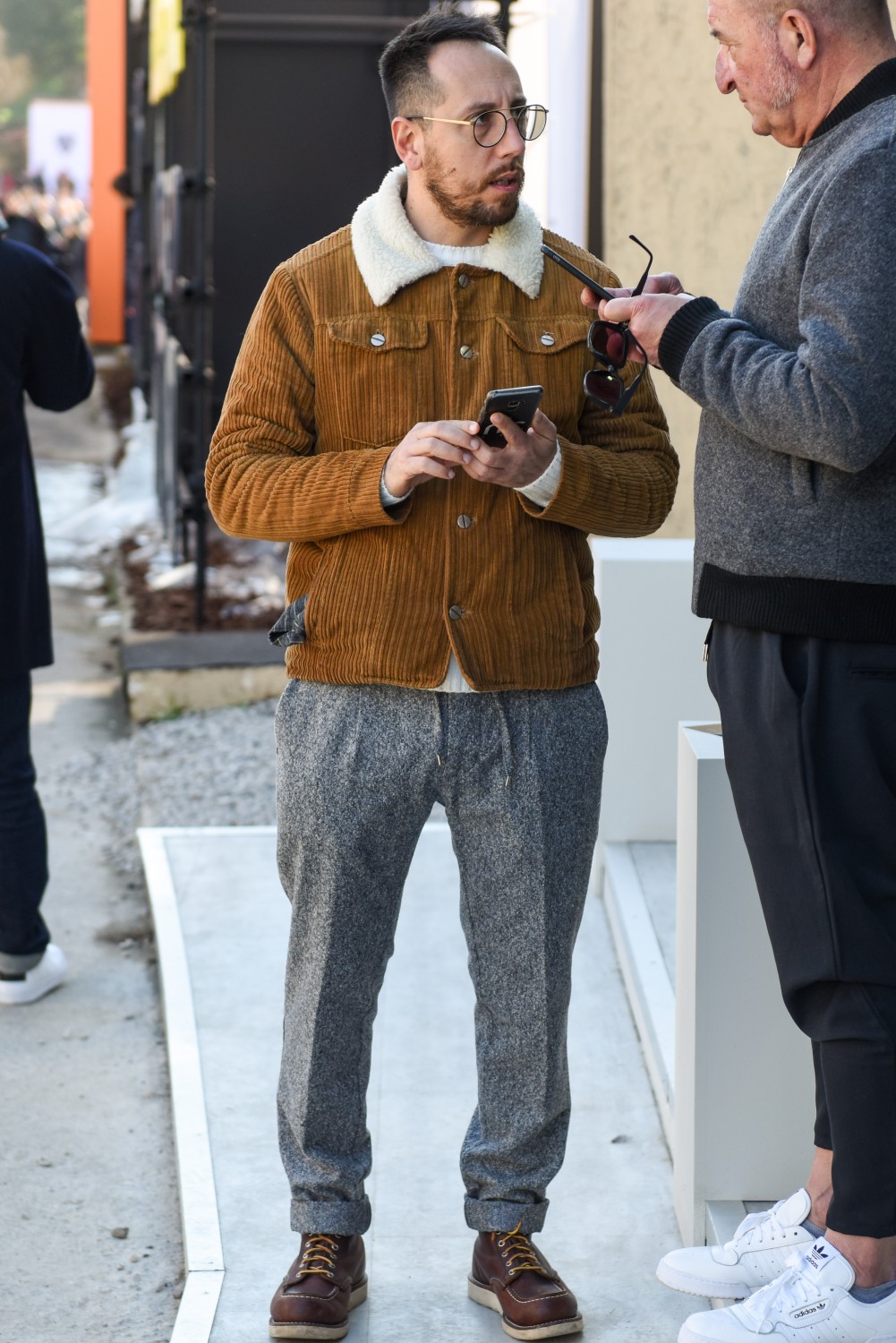 グレーパンツ コーデ特集 着回し力バツグンの万能アイテムを使ったメンズの着こなしを紹介 メンズファッションメディア Otokomae 男前研究所