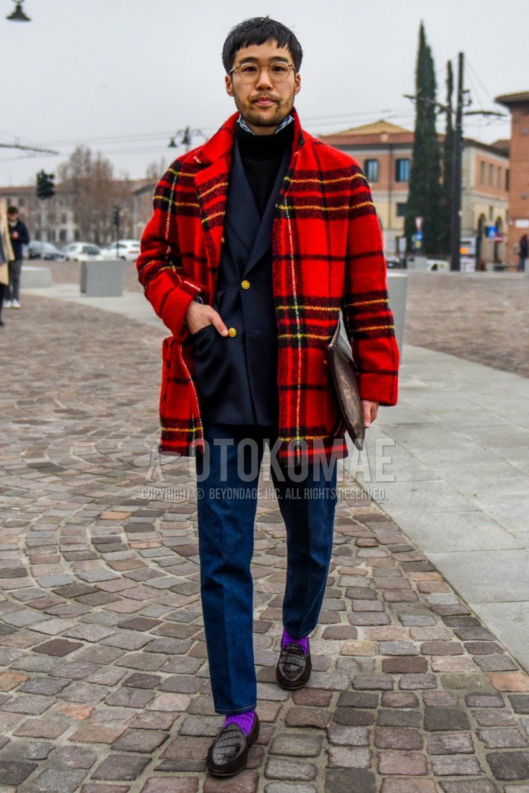 Plain glasses, red checked chester coat, plain black turtleneck knit, plain navy tailored jacket, plain navy denisla, plain purple socks, brown coin loafer leather shoes, plain brown clutch/second bag/drawstring in winter Men's Codes and Outfits.