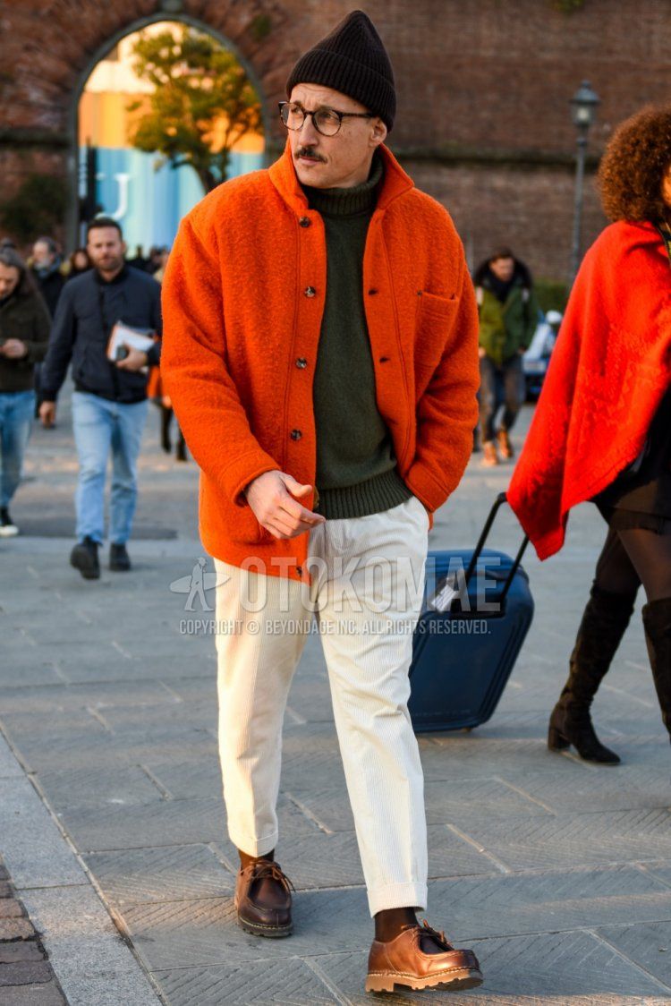 Men's fall/winter coordinate and outfit with plain black knit cap, brown tortoiseshell glasses, plain orange outerwear, plain olive green turtleneck knit, plain white slacks, plain white cropped pants, plain brown socks, and brown leather shoes with tyrolean.