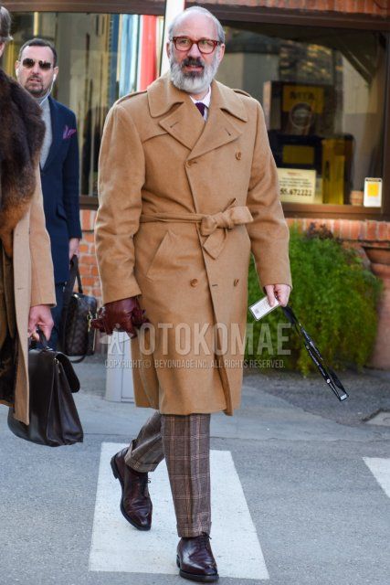 Men's fall/winter coordinate and outfit with brown tortoiseshell glasses, plain beige trench coat, white striped shirt, gray checked slacks, and brown U-tip leather shoes.