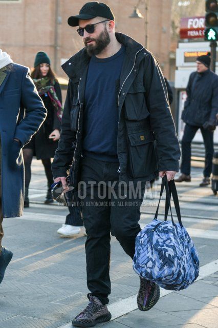 Men's fall/winter coordinate and outfit with plain black baseball cap, plain black Boston sunglasses, plain black M-65, plain gray t-shirt, plain black cotton pants, Adidas Easy Boost 350 black low-cut sneakers, and gray camouflage Boston bag.