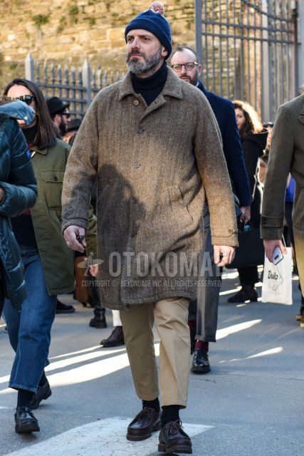 Men's fall/winter coordinate and outfit with plain navy knit cap, beige outer stainless steel collar coat, plain black turtleneck knit, plain beige chinos, plain beige cropped pants, plain black socks, and brown leather shoes.