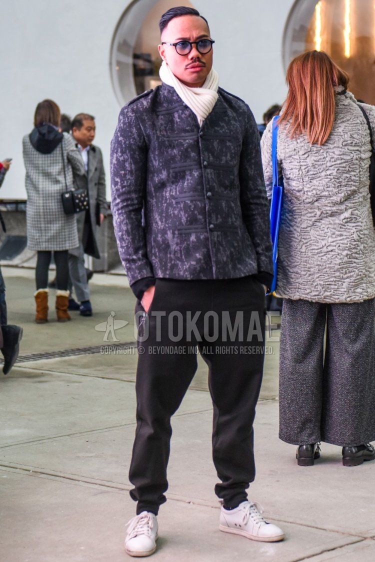 Men's fall/winter coordinate and outfit with plain black sunglasses, plain white scarf/stall, purple outerwear, dark gray plain sweatpants, and white low-cut sneakers.