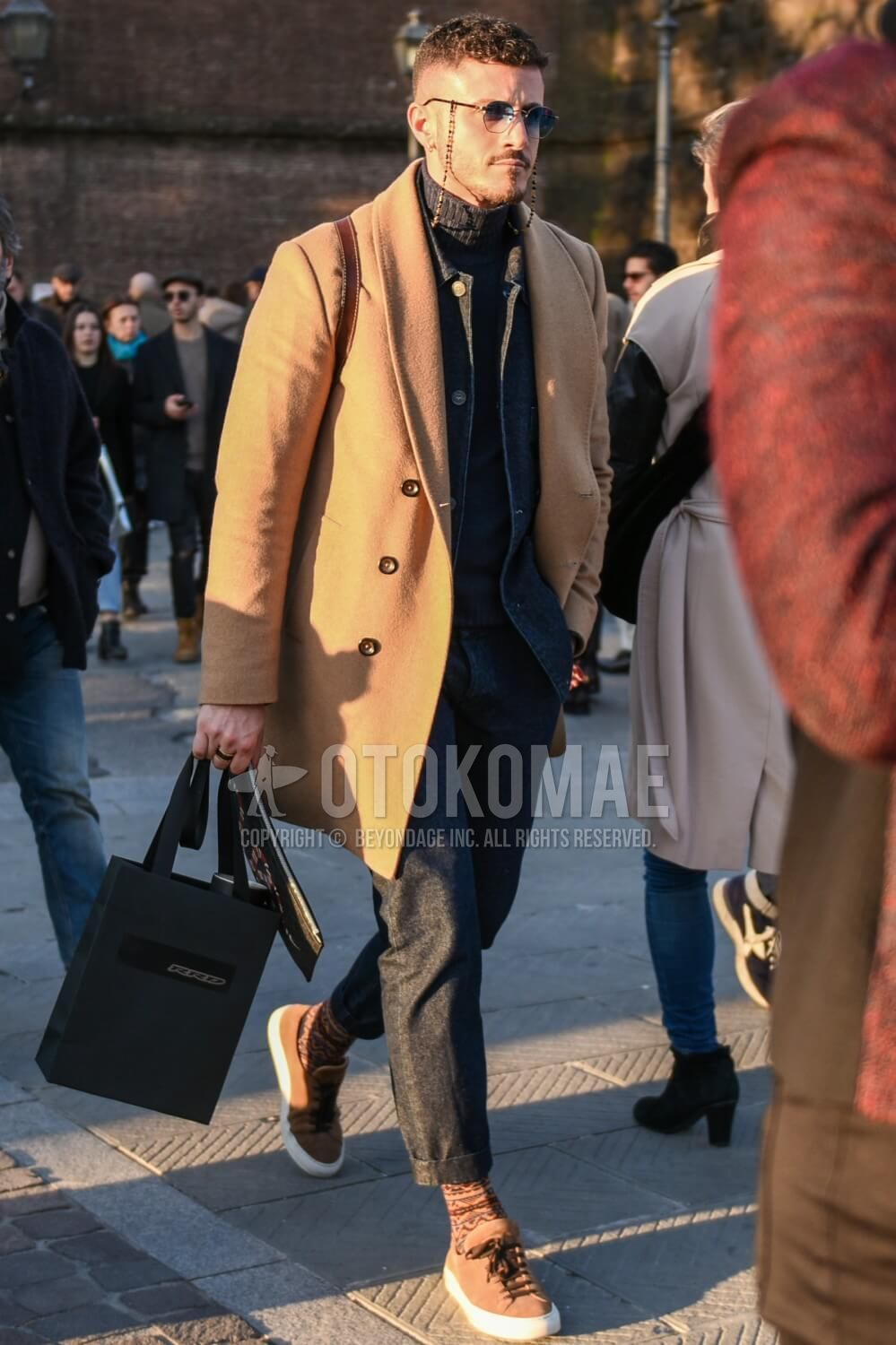 ブラウンスニーカー コーデ特集 足元を上品にまとめたメンズの着こなし おすすめアイテムを紹介 メンズファッションメディア Iicf ページ 5iicf 男前研究所 ページ 5