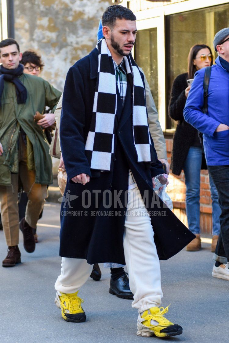 White/black checked scarf/stall, plain navy stainless coat, multi-colored checked shirt, plain white sweatpants, plain white jogger pants/ribbed pants, plain white socks, Raf Simons Adidas yellow low-cut sneakers for fall/winter Men's Codes and Outfits.