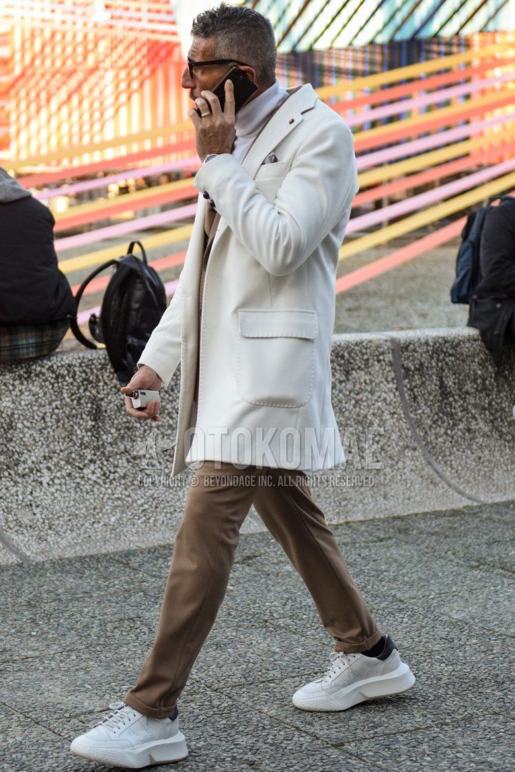 Men's fall/winter coordinate and outfit with plain white chester coat, plain white turtleneck knit, white low-cut sneakers, and plain beige suit.