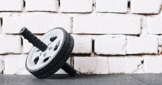 腹筋を鍛え上げるアブローラーの選び方は？自宅で手軽に使えるおすすめ腹筋ローラーを紹介