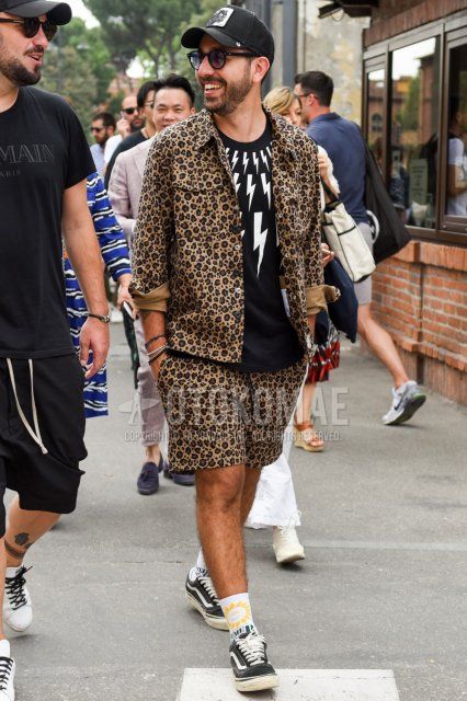 Black one-point baseball cap, plain white sunglasses, brown leopard trucker jacket, Neil Barrett black top/inner t-shirt, brown leopard shorts, plain white socks, Vans black low-cut sneakers for spring/summer/fall. Men's Codes and Outfits.