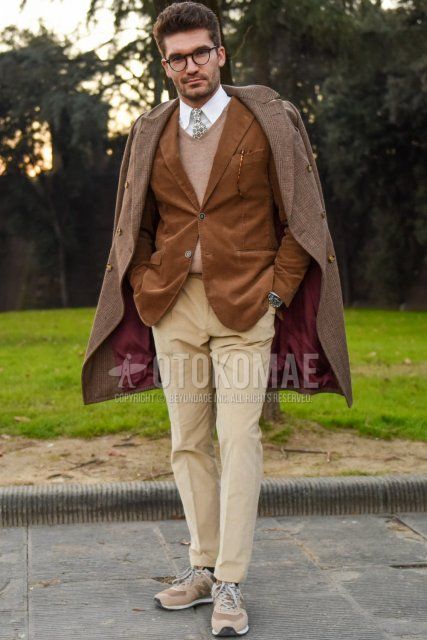 Plain black glasses, beige checked trench coat, plain brown tailored jacket, plain beige sweater, plain white shirt, plain beige chinos, plain beige ankle pants, New Balance 574 beige low cut sneakers, gray tie tie. Men's fall/winter outfits and outfits.
