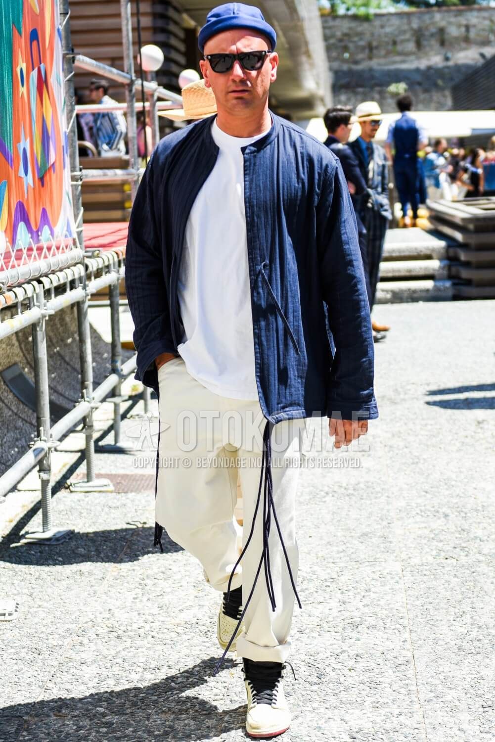 白スニーカー 春コーデ 特集 足元から軽やかに仕上げた注目のメンズ着こなし アイテムを紹介 メンズファッションメディア Otokomae 男前研究所 ページ 4 ページ 4