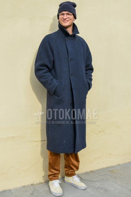 Men's fall/winter coordinate and outfit with plain gray knit cap, clear plain glasses, plain gray stainless steel collar coat, plain brown chinos, and Vans Old Skool beige low-cut sneakers.