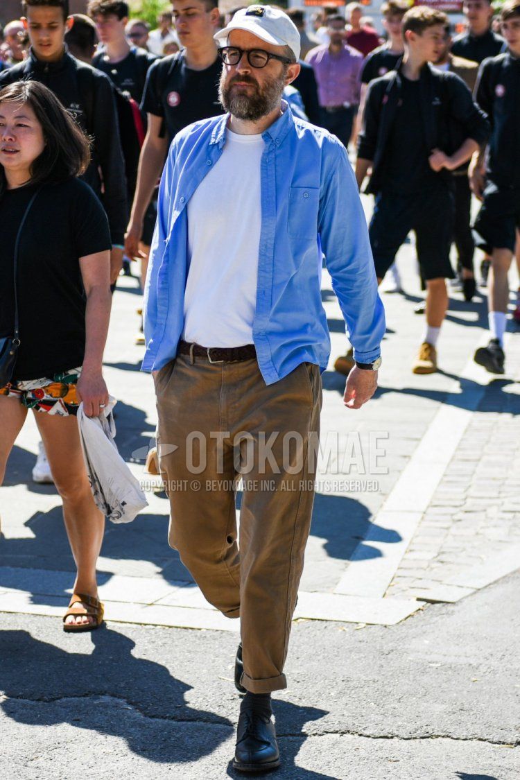 Men's spring/summer coordinate and outfit with white one-point baseball cap, brown tortoiseshell glasses, plain light blue shirt, plain white T-shirt, plain brown leather belt, plain mesh belt, plain beige chinos, plain black socks, and black U-tip leather shoes.