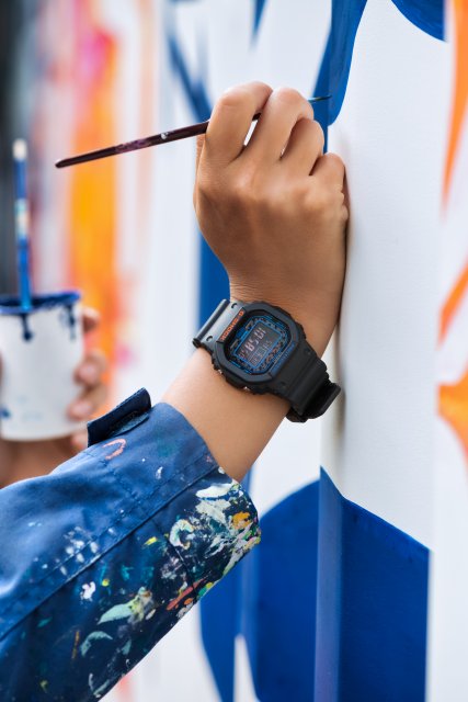 G-SHOCK「City Camouflage Series」は、オレンジとブルーの差し色で都会のネオンを表現したデザインに