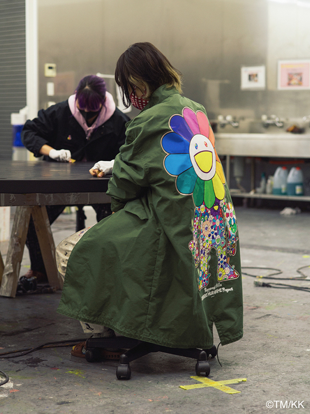 SOPH.と村上隆のコラボモッズコートが限定発売！「お花の親子」を背面 