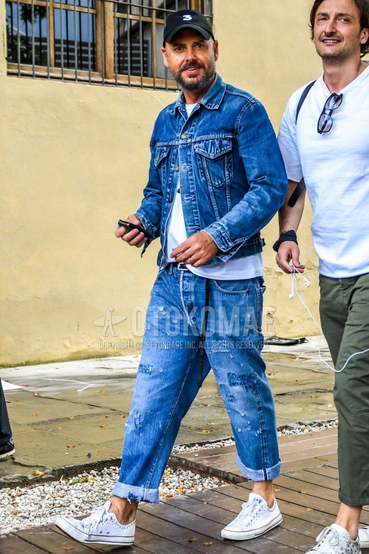 Spring and fall men's coordinate and outfit with white/black one-point baseball cap, plain blue denim jacket from Levi's, plain white t-shirt, plain black leather belt, plain blue damaged jeans, and white low-cut sneakers.