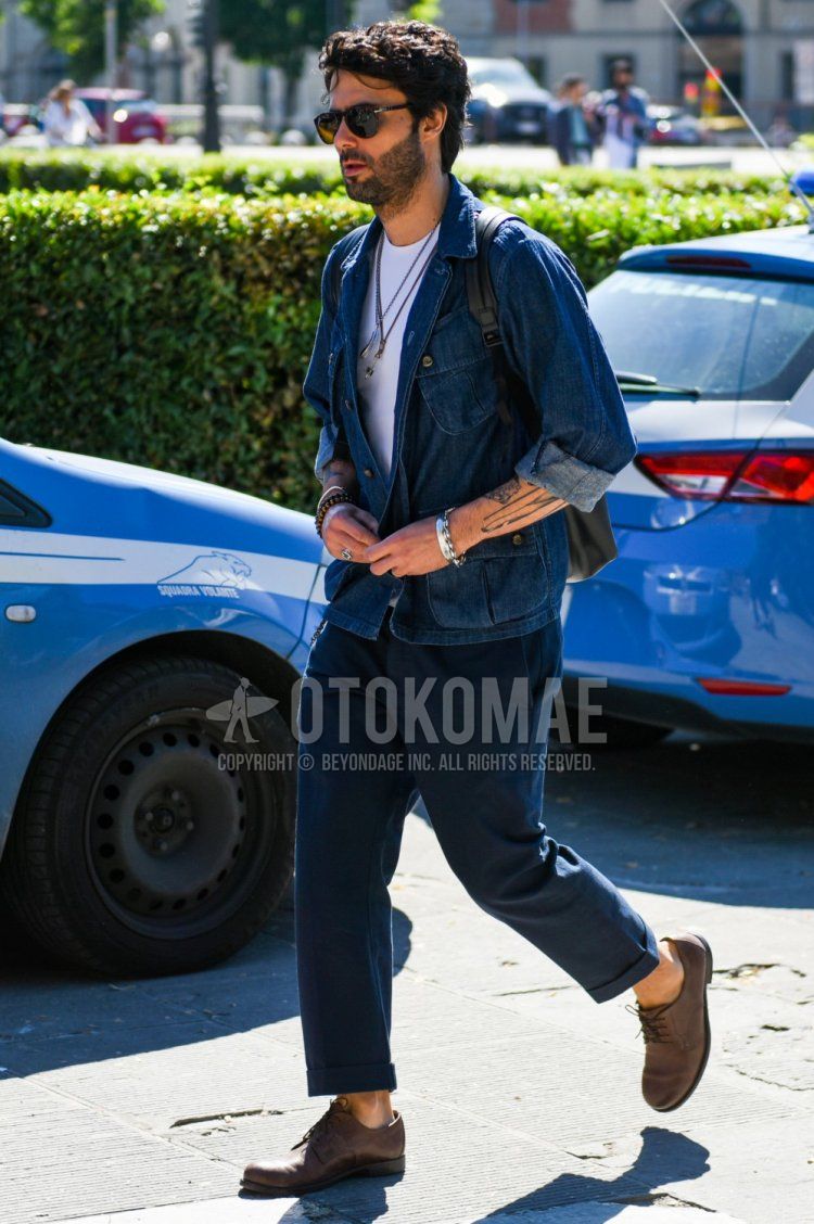 Men's spring and autumn coordinate and outfit with plain navy denim jacket, plain white T-shirt, dark gray plain slacks, and brown plain toe leather shoes.