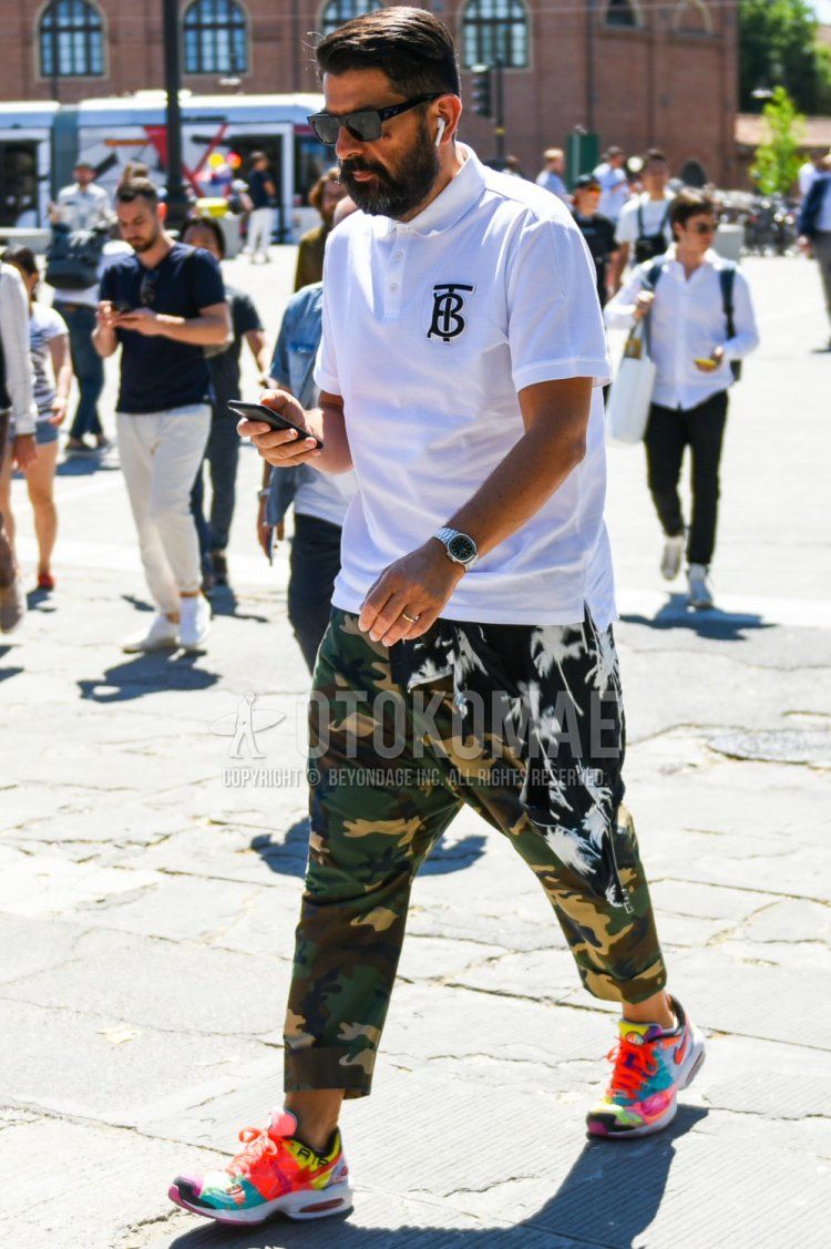 Men's spring/summer coordinate and outfit with square plain black sunglasses, Burberry one-point white polo shirt, green camouflage ankle pants, and Nike Atmos Air Max 2 multi-colored low-cut sneakers.