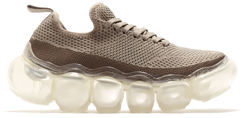 Sneakers with clear soles to give your outfits a touch of