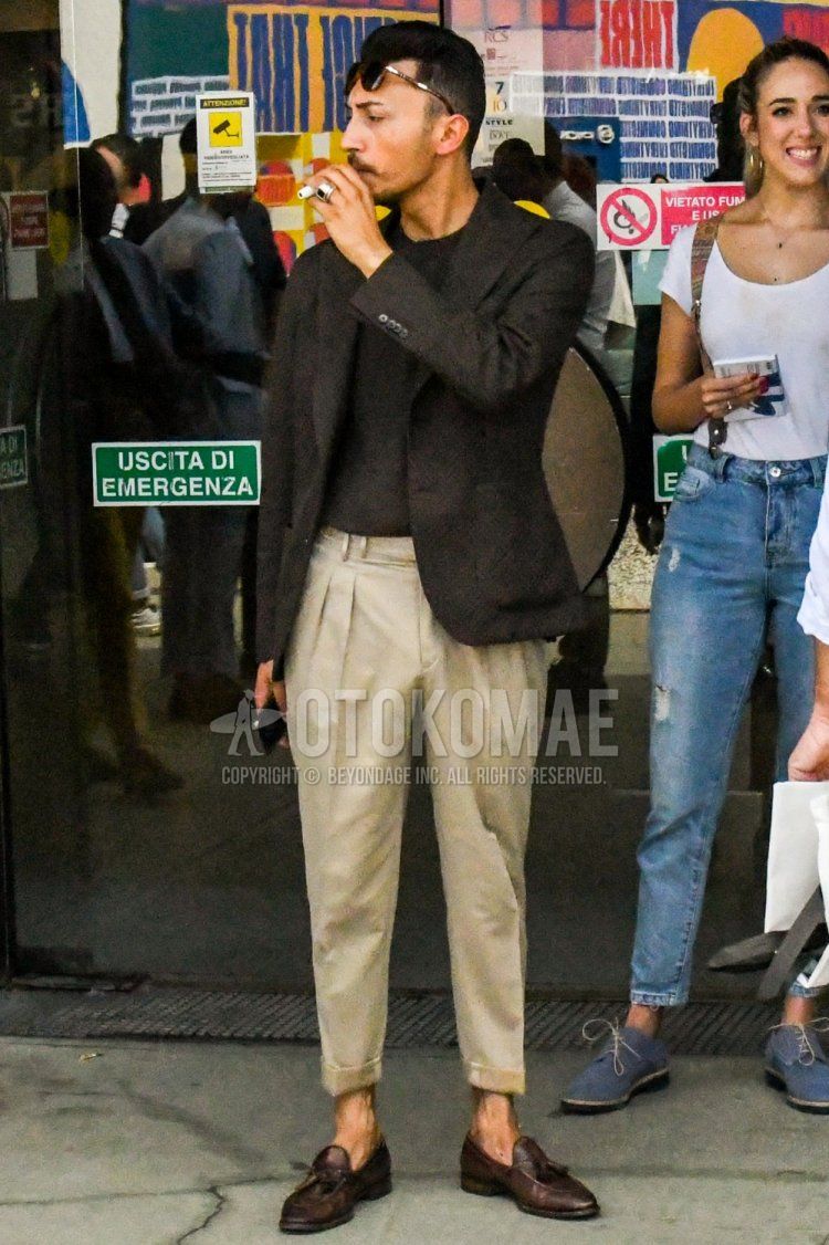 Men's spring, summer, and fall outfits and outfits with solid color sunglasses, solid color brown tailored jacket, solid color brown t-shirt, solid color beige cropped pants, solid color chinos, solid color pleated pants, and brown tassel loafer leather shoes.