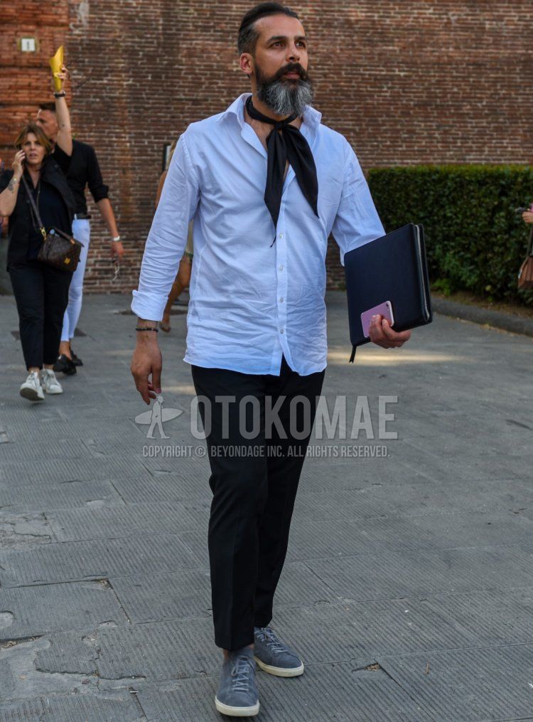 Men's spring/summer/autumn coordination and outfit with plain black bandana/neckerchief, plain white shirt, plain black ankle pants, gray low-cut sneakers, plain black clutch/second bag/drawstring.