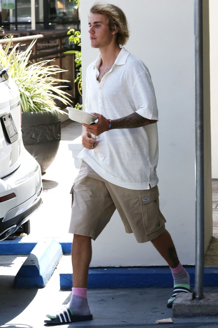 Justin Bieber helps man who collapses on the street