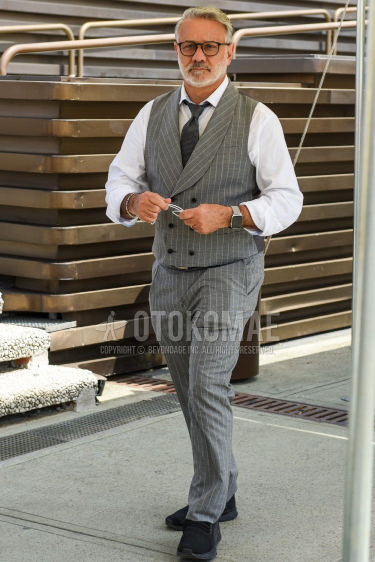 Men's spring, summer, and fall outfits with plain black glasses, plain white shirt, gray striped gilet, gray striped slacks, black low-cut sneakers, and dark gray solid color tie.