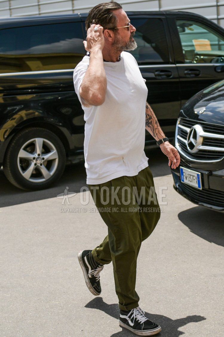 白無地のTシャツ、オリーブグリーン無地のプリーツパンツ、無地のチノパン、バンズ　スケハイの黒ハイカットのスニーカーを合わせた夏のメンズコーデ・着こなし。