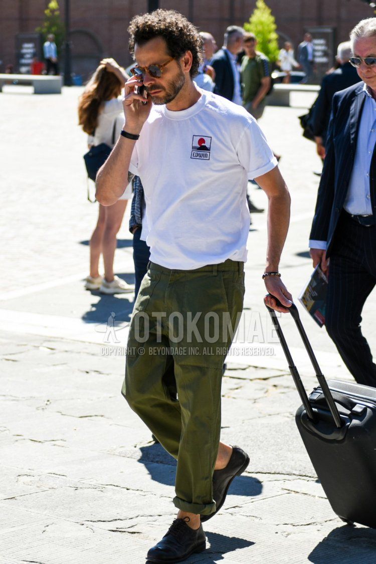 Men's summer coordinate and outfit with brown tortoiseshell sunglasses, Edwin white one-pointed T-shirt, olive green plain chinos, and black straight tip leather shoes.