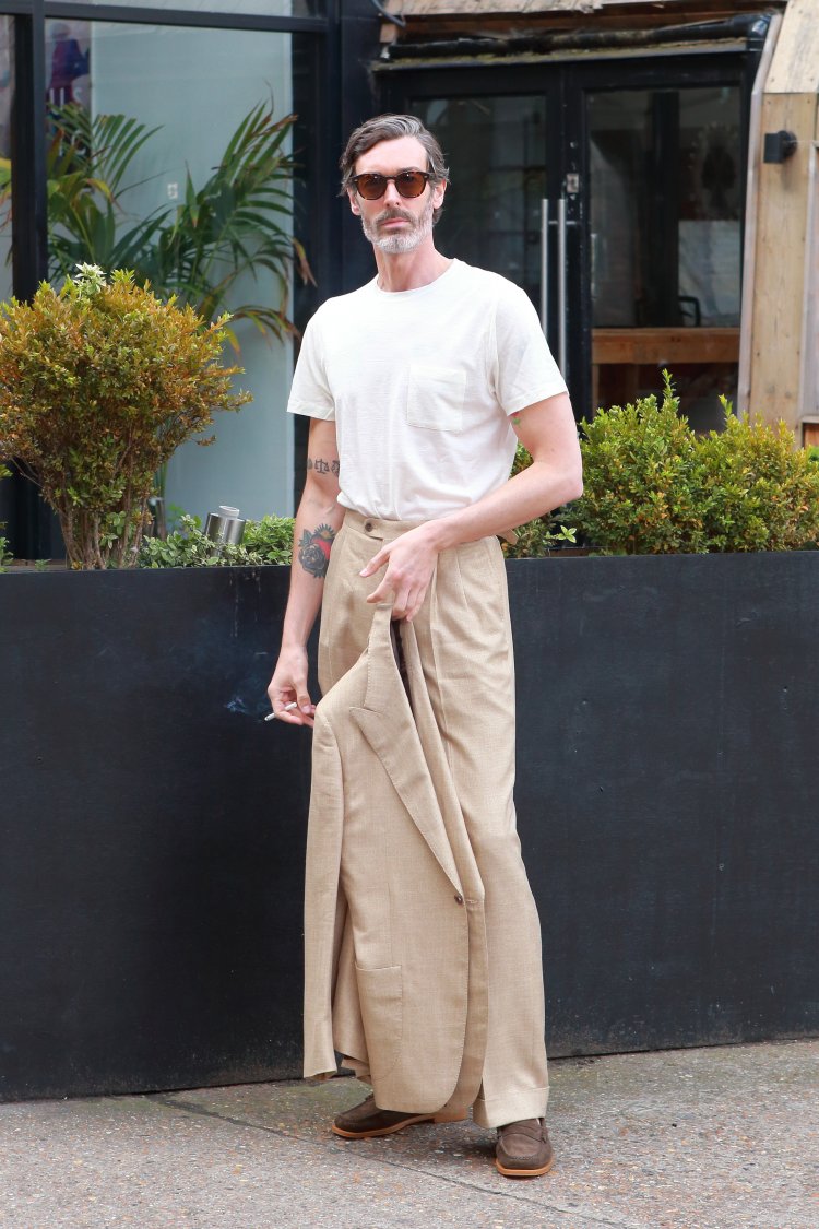 Tuck a white T-shirt into pleated pants to make the coordination more elegant.