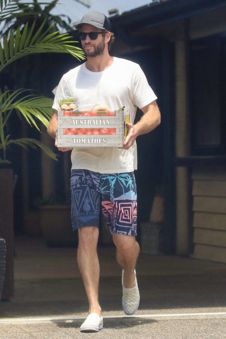 EXCLUSIVE: *NO DAILYMAIL ONLINE* Liam Hemsworth Was Spotted Dashing Out Of The Local Grocery Store, In Byron Bay, Carrying A Box Of Goods, Including A Carton Of Eggs, Lettuce And Bread