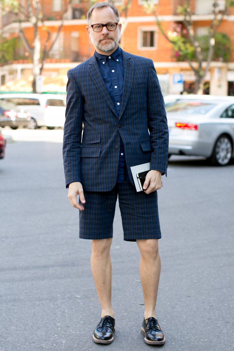 Tips for a mature look in shorts coordination (2) "Add a calm impression with a color scheme that is more dark-toned.
