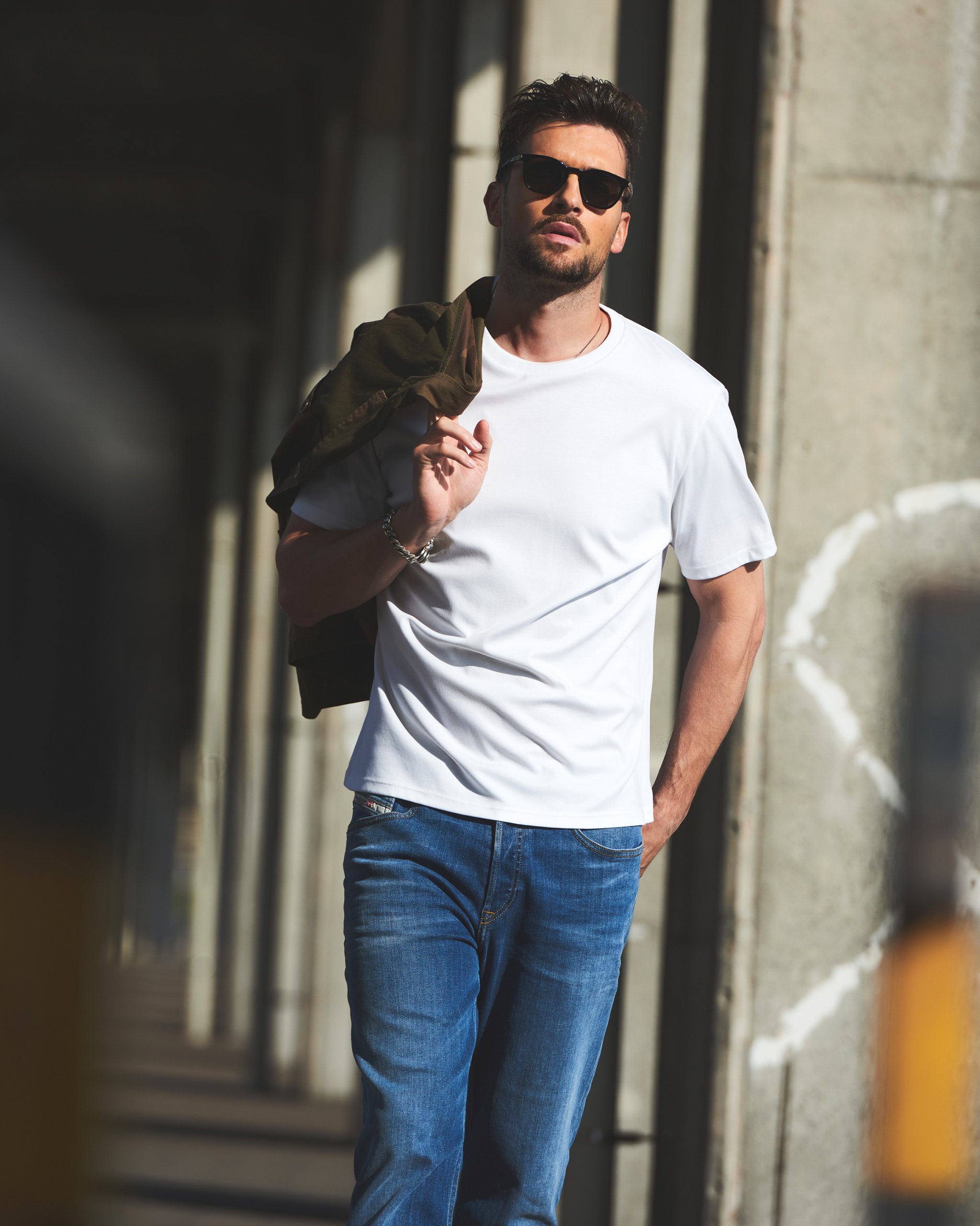 白tシャツ特集21 イマ欲しい大本命モデルを一挙紹介 メンズファッションメディア Scorecardshops 男前研究所
