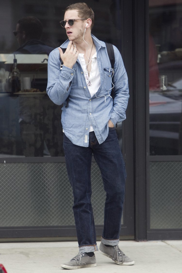 EXCLUSIVE: Jamie Bell picks up pizza in Venice, California.