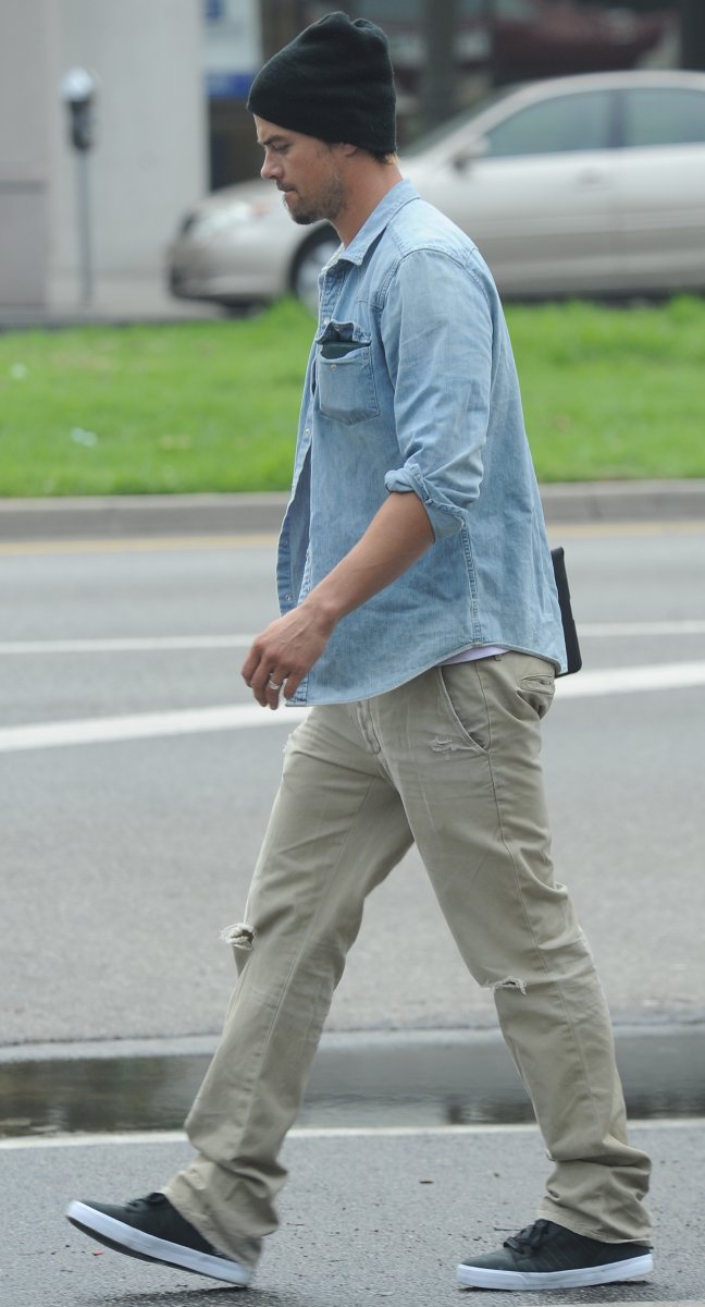 EXCLUSIVE: Josh Duhamel dressed very casual as he hangs out with a female friend in Brentwood, CA